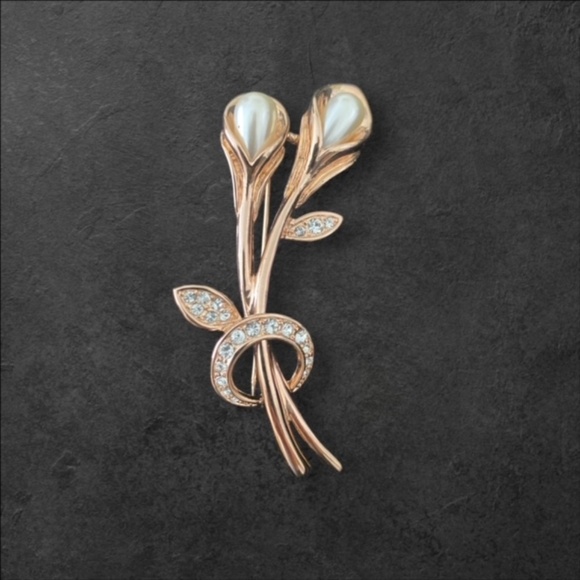 Calla Lily Faux Pearl & Austrian Crystal Detail Gold Tone Brooch - Picture 1 of 5